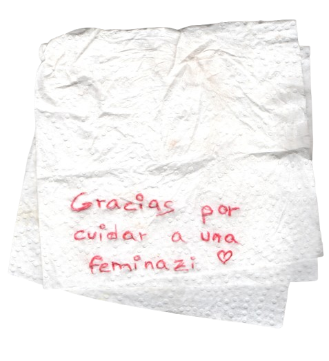 Servilleta con la nota: Gracias por cuidar a una feminazi